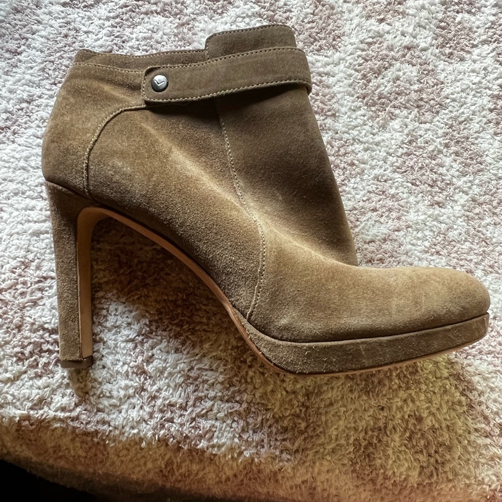 Via Spiga suede beige booties